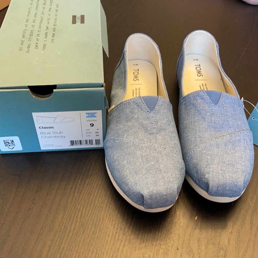 BNWT- Toms Size 9 Classic Blue Slub Chambray